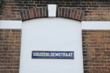 904650 Afbeelding van het oude type straatnaambord 'Goudsbloemstraat' aan de zijgevel van het huis Amsterdamsestraatweg ...